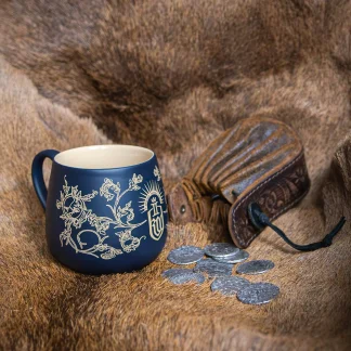Tasse Kingdom Come: Deliverance II - Emblem mit Ornamenten