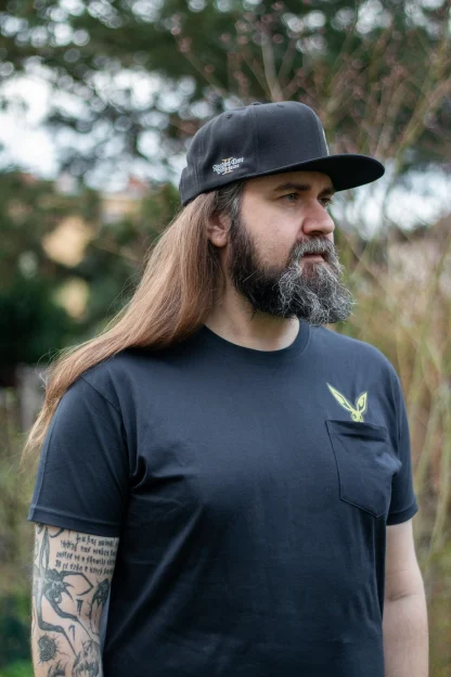 T-Shirt Kingdom Come: Deliverance II - Hase in der Tasche – Bild 3