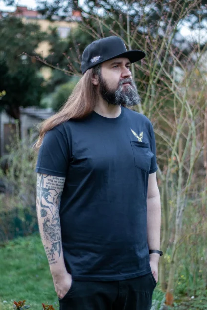 T-Shirt Kingdom Come: Deliverance II - Hase in der Tasche – Bild 5