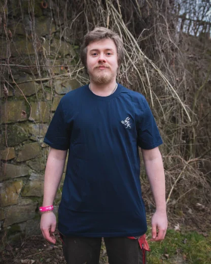 T-Shirt Kingdom Come: Deliverance II - Such-Hase (Stickerei) – Bild 2