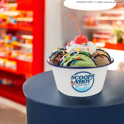 Geschenkset Stranger Things - Scoops Ahoy (Schüssel und Hut) – Bild 4